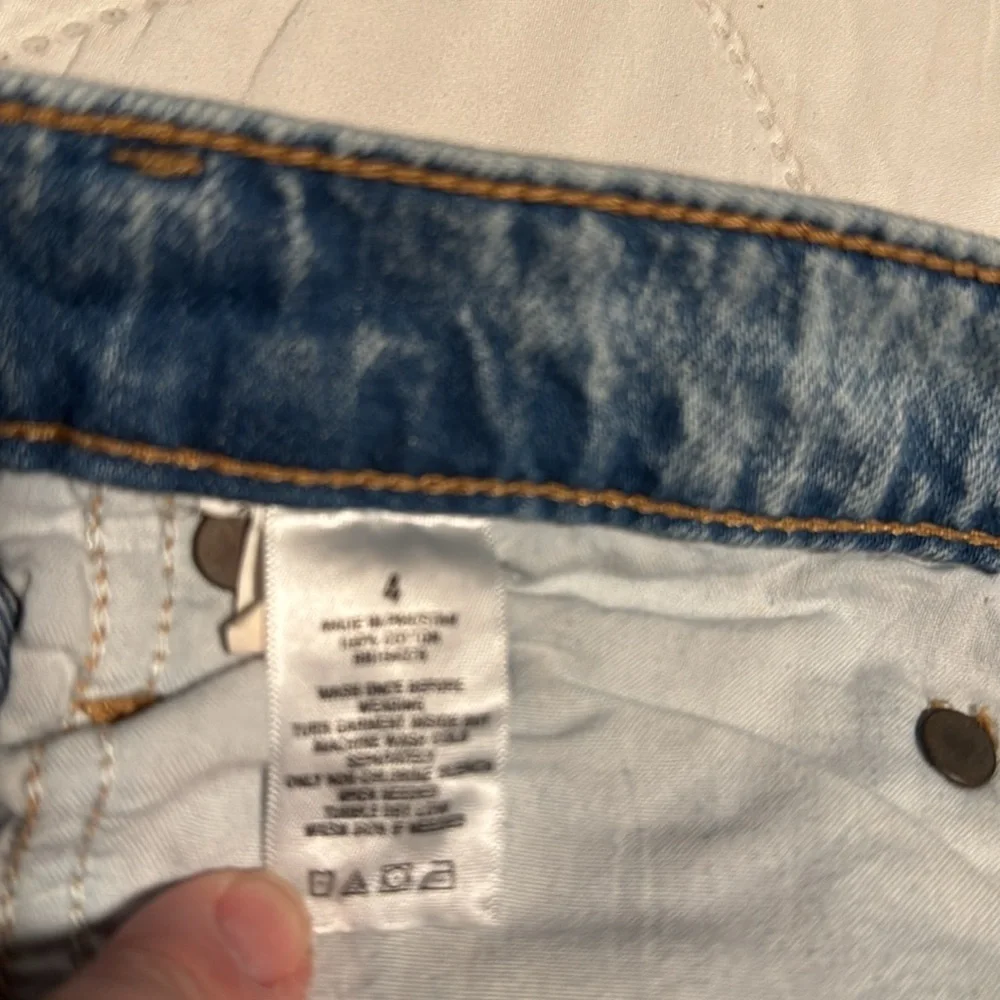 Aero High Rise Curvy Mom Short Denim Jean Distressed Size 4 Light Wash